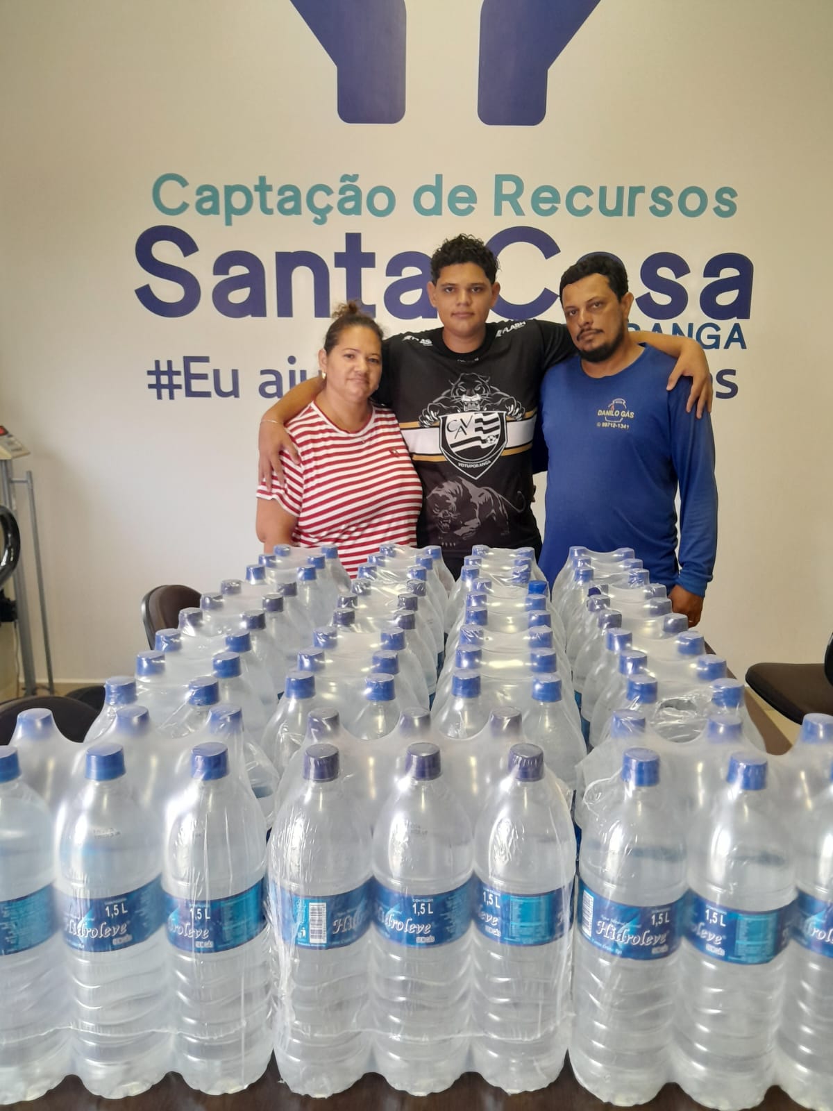 Santa Casa recebe 15 fardos de água mineral 