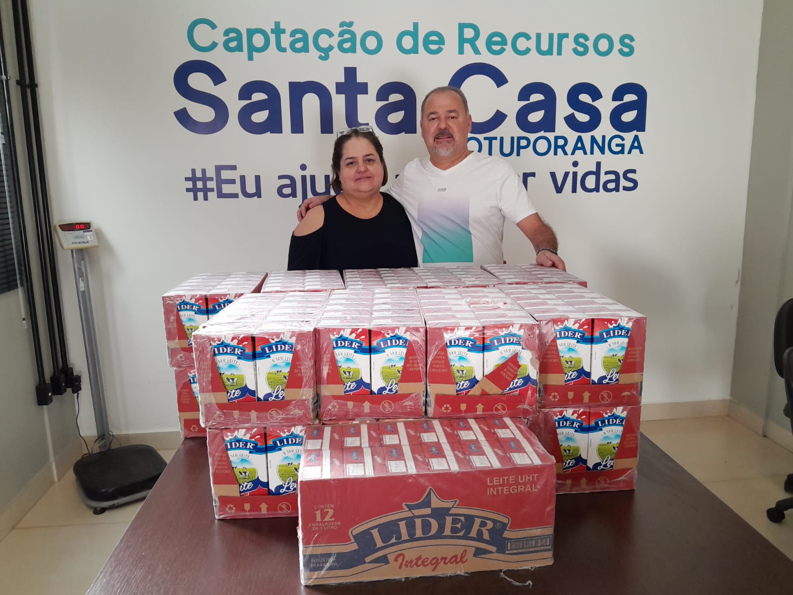 Santa Casa recebe doação de leite de Luizinho e Rosana