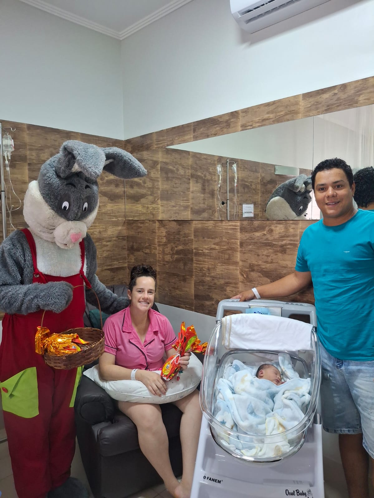 Coelhinho da Páscoa visita Santa Casa e leva chocolate na Pediatria