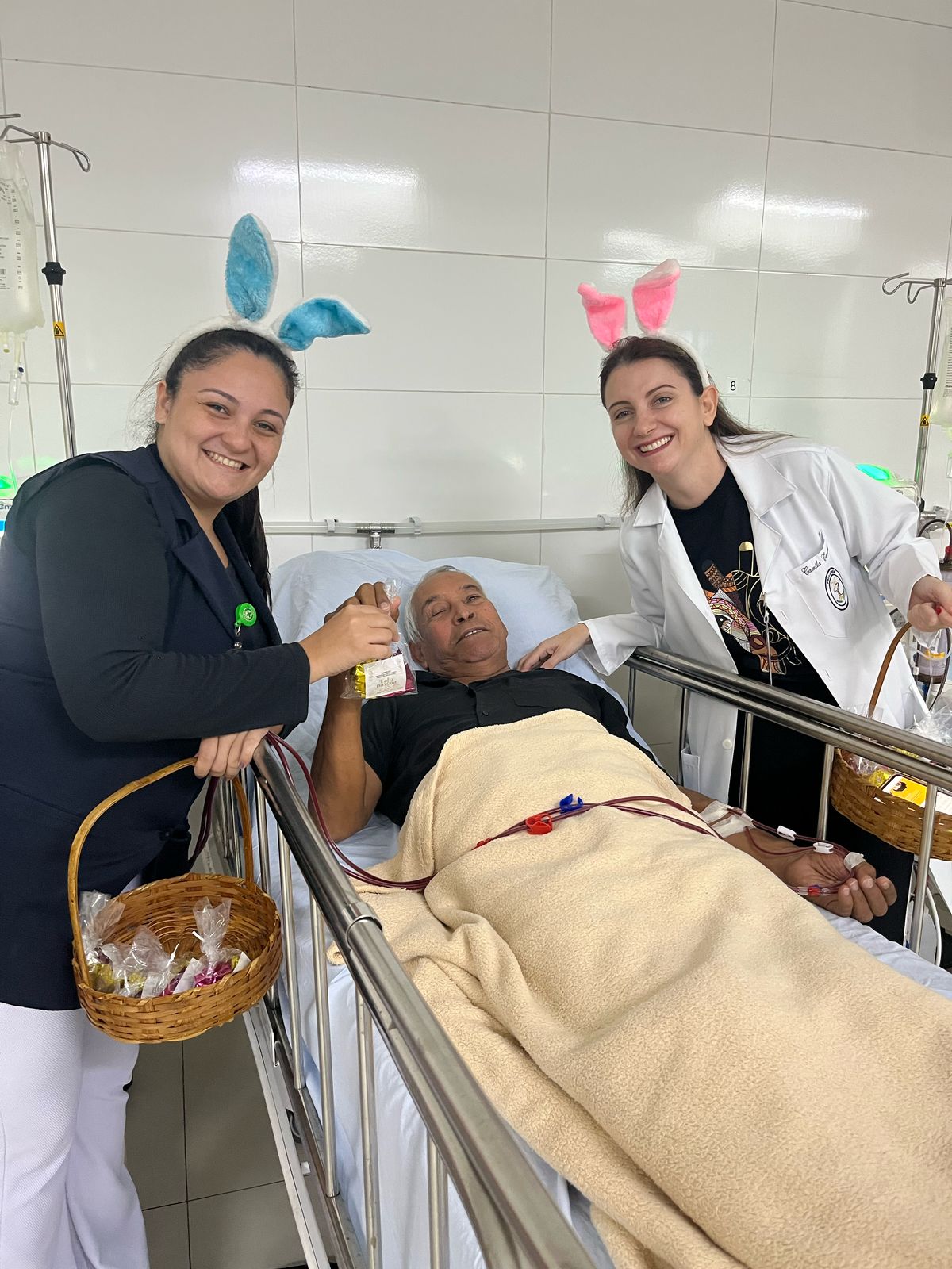 Páscoa com afeto: Aprevo entrega 300 kits com bombons para pacientes da diálise da Santa Casa